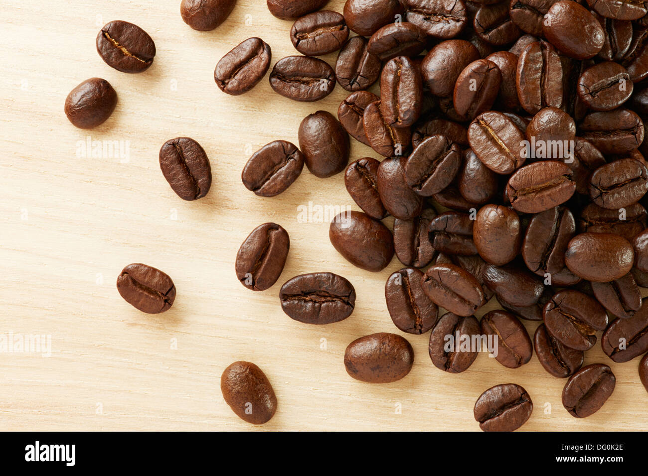 Pila di chicchi di caffè sulla texture di sfondo di legno Foto Stock