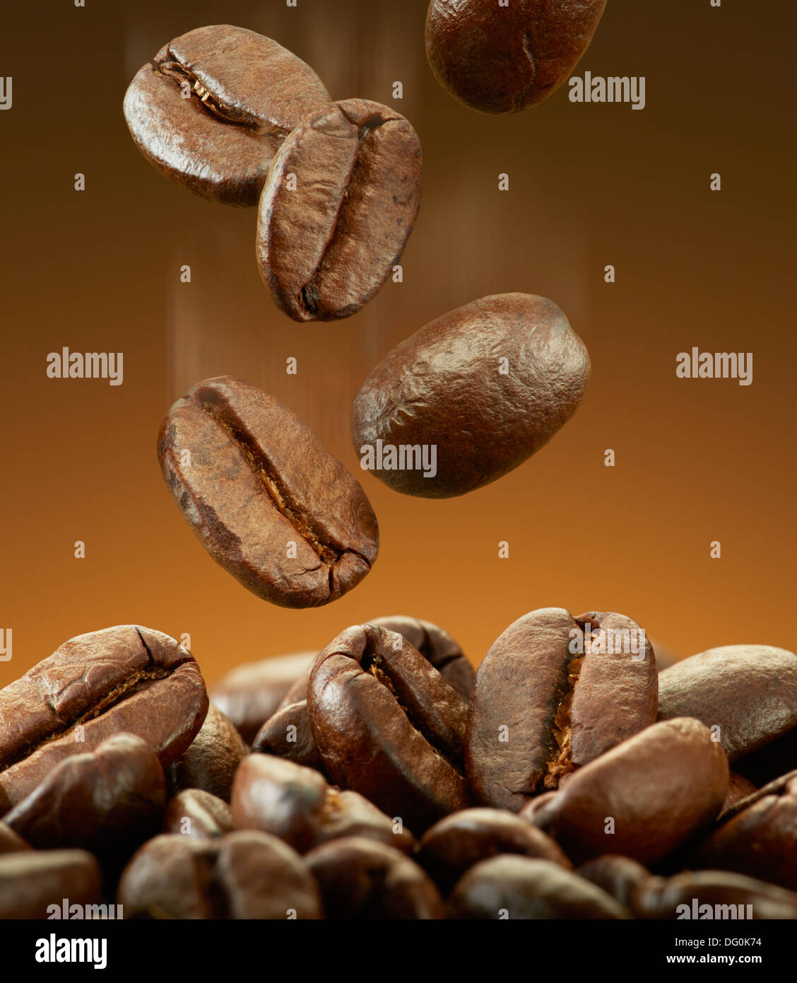 I chicchi di caffè che rientrano sul palo con sfocatura del movimento Foto Stock