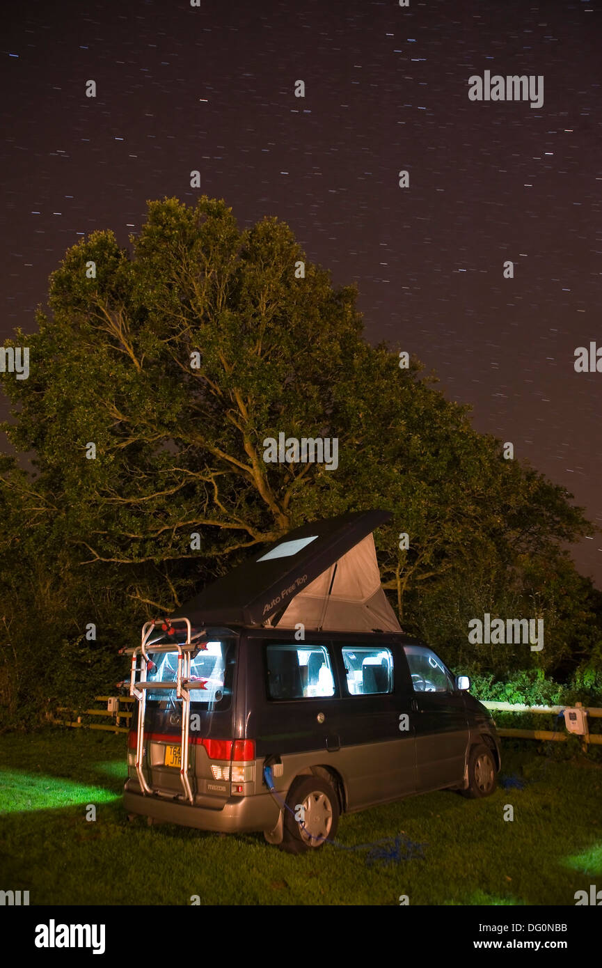 Movimento delle stelle nel cielo notturno al di sopra di un camper in Dorset, Regno Unito Foto Stock