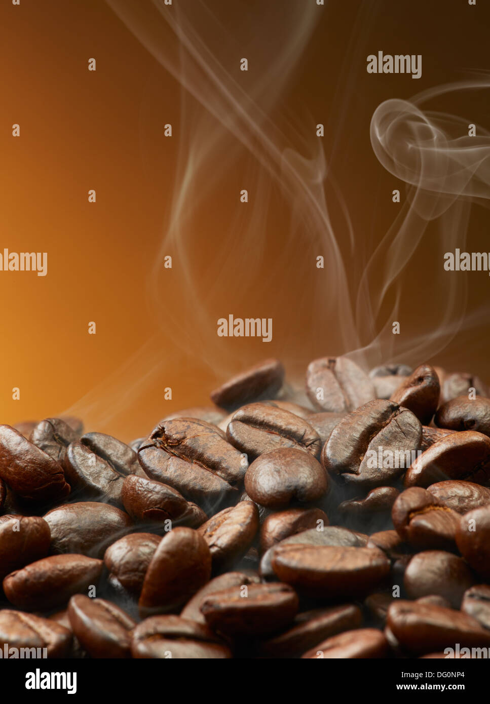 Pila di chicchi di caffè tostati con fumo Foto Stock