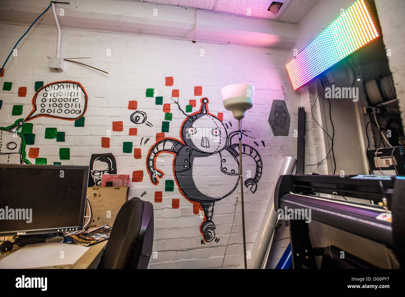 Arduino segno legge la Hackspace Londra spazio Hack Shoreditch Ce2 non a scopo di lucro, comunità - eseguire hacker spazio nel centro di Londra. Foto Stock