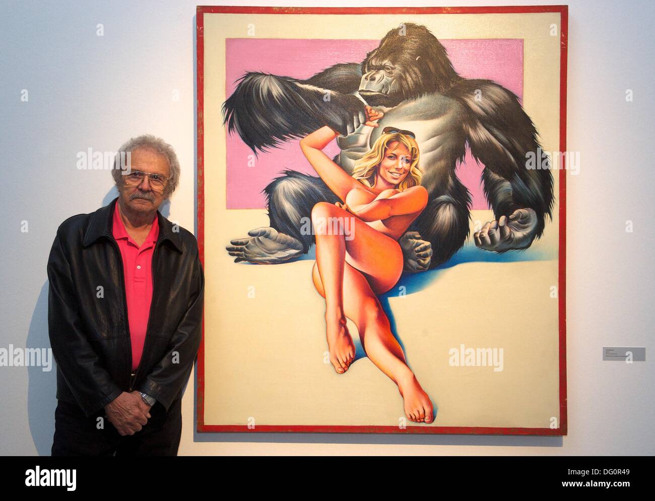 Leipzig, Germania. Undicesimo oct, 2013. Artista Mela Ramos sorge accanto alla sua immagine 'Gorilla #2' (1969) presso il Museum der Bildenden Kuenste a Leipzig, Germania, 11 ottobre 2013. La mostra "La Bella e la Bestia - Richard Mueller & Mel Ramos & Wolfgang Joop' scorre dal 13 ottobre 2013 fino a 12 gennaio 2014. Foto: PETER ENDIG/dpa/Alamy Live News Foto Stock