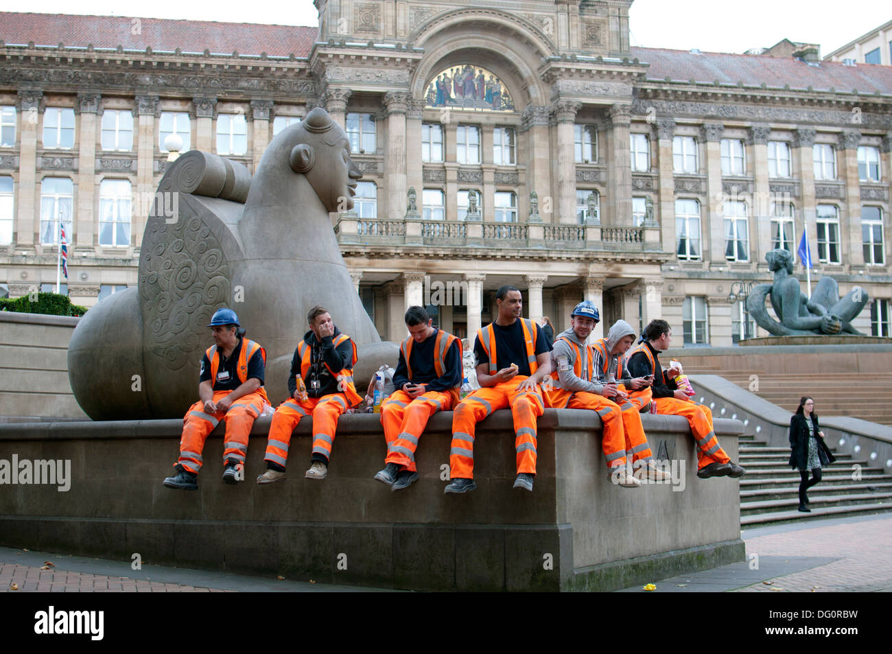 Costruzione i lavoratori aventi la pausa pranzo, Victoria Square, Birmingham, Regno Unito Foto Stock