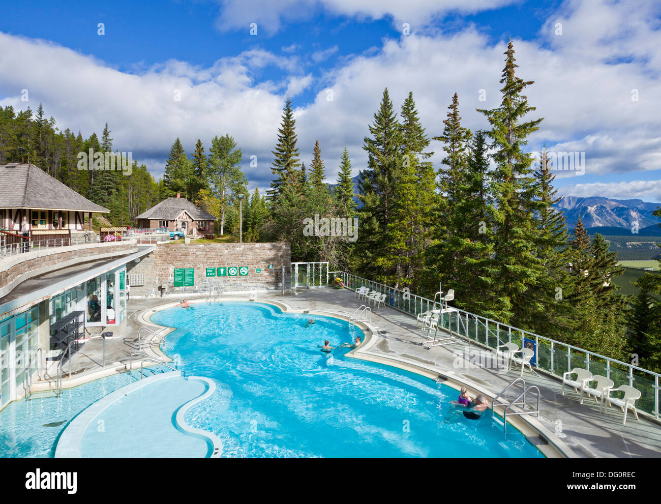 Persone in acqua calda in Upper Hot Springs Piscina township di Banff Parco Nazionale di Banff Alberta Canada Foto Stock