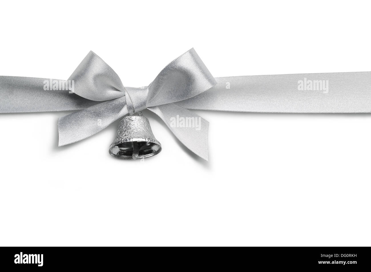 Nastro argentato prua con jingle bell isolati su sfondo bianco Foto Stock Nastro argentato prua con jingle bell isolati su sfondo bianco Foto Stock