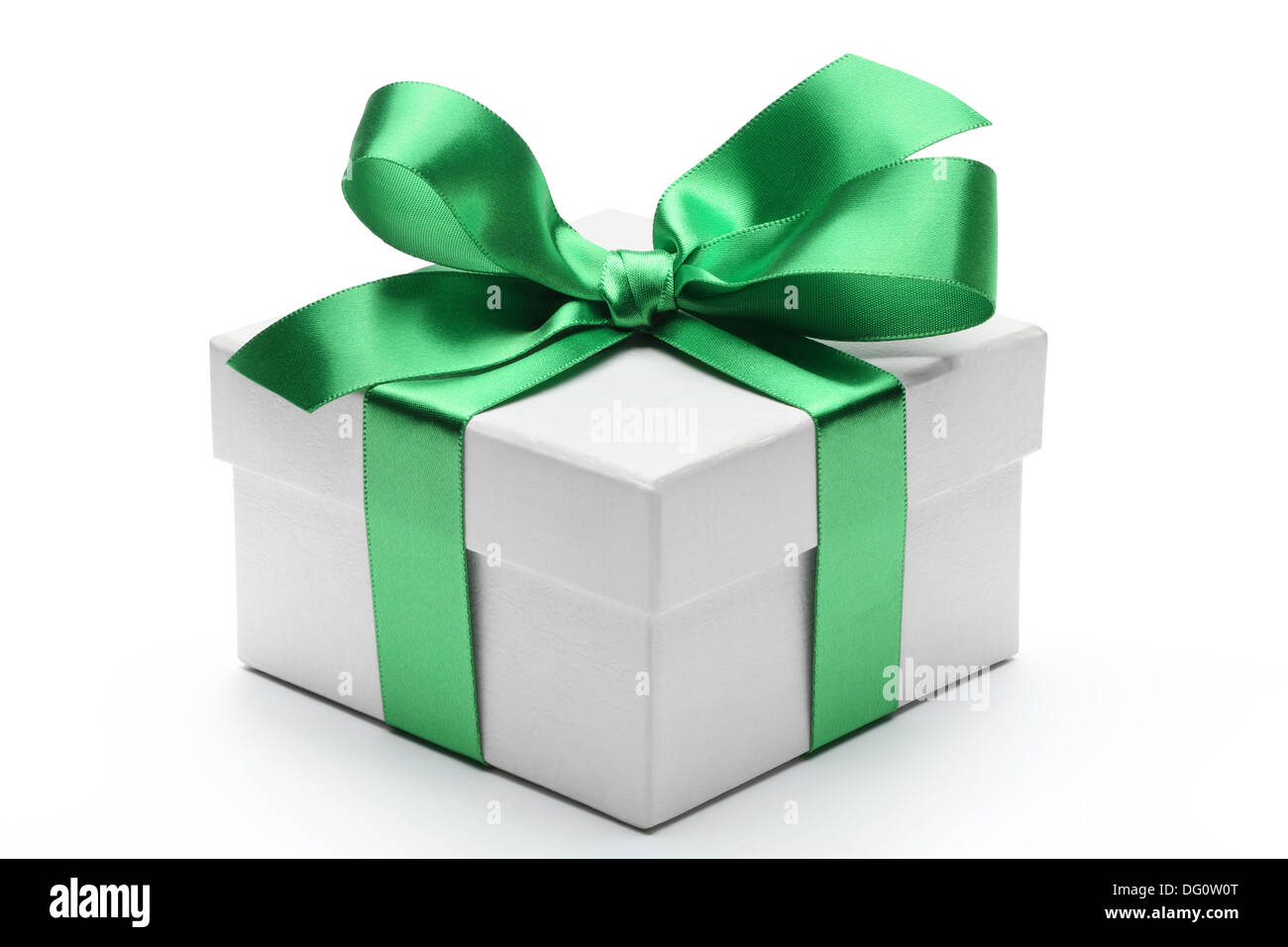 Confezione regalo con nastro verde bow isolati su sfondo bianco. Foto Stock