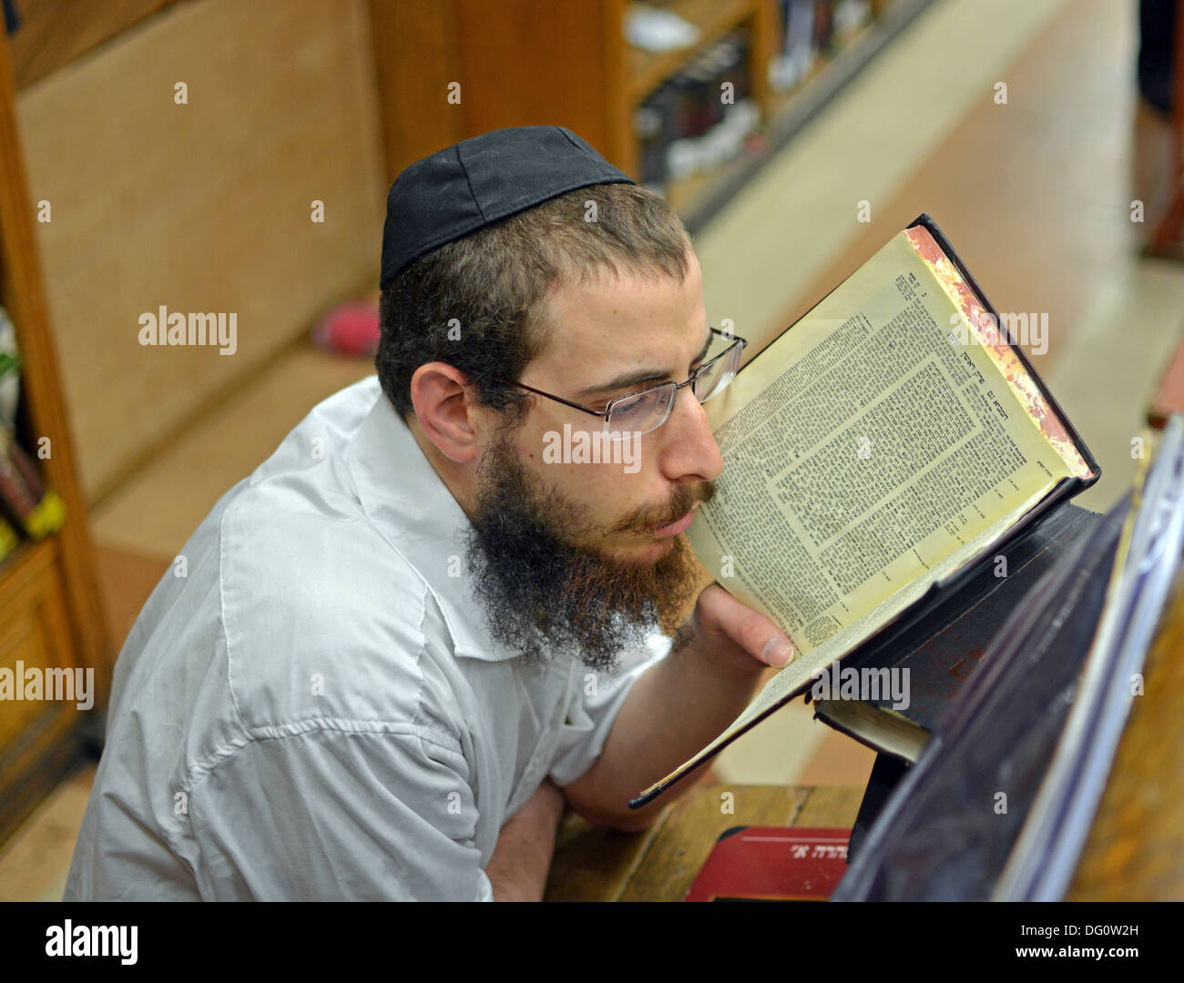 Lubavitch Nigun studente Talmud presso la loro sede e sinagoga a 770 Eastern Parkway a Brooklyn, New York. Foto Stock