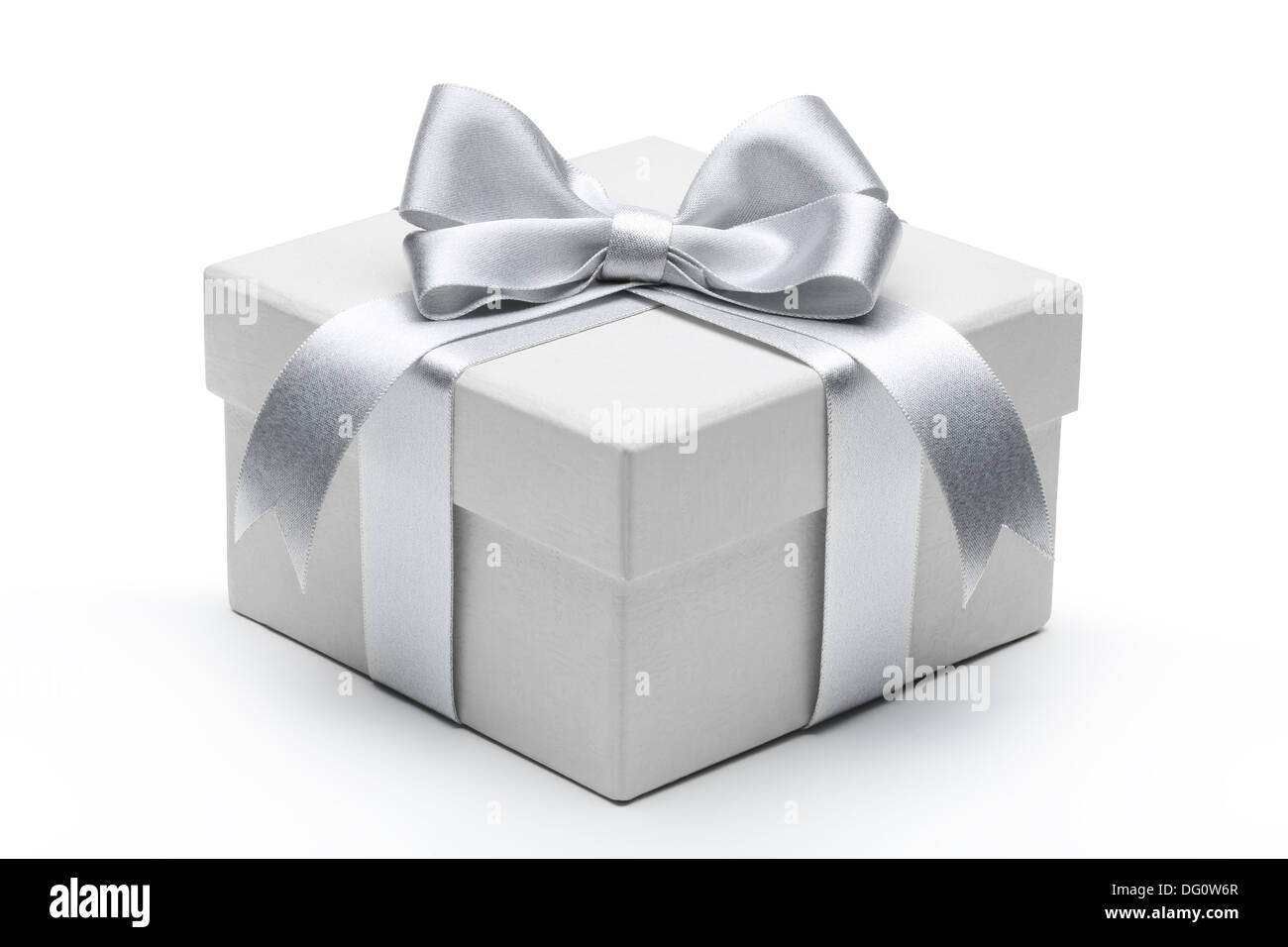 Confezione regalo con nastro argentato bow isolati su sfondo bianco. Foto Stock