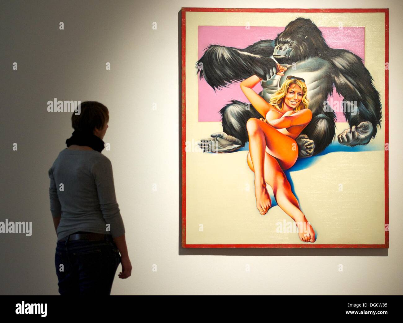 Leipzig, Germania. Undicesimo oct, 2013. L'immagine 'Gorilla #2' (1969) di Mela Ramos al Museum der Bildenden Kuenste a Leipzig, Germania, 11 ottobre 2013. La mostra "La Bella e la Bestia - Richard Mueller & Mel Ramos & Wolfgang Joop' scorre dal 13 ottobre 2013 fino a 12 gennaio 2014. Foto: PETER ENDIG/dpa/Alamy Live News Foto Stock