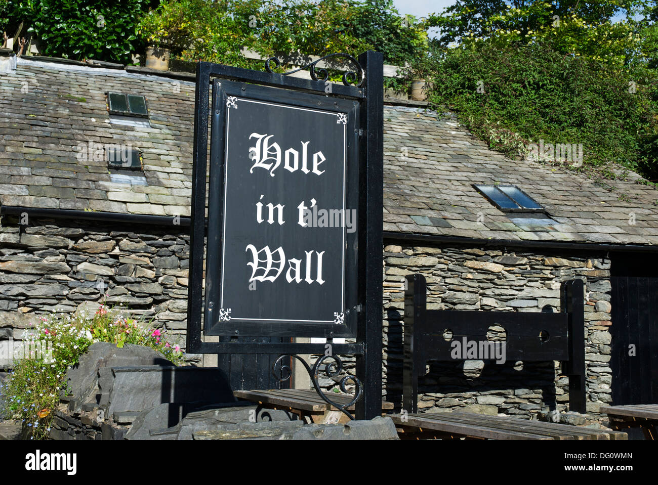 Segno al di fuori del foro in t' pub parete in Bowness, Parco Nazionale del Distretto dei Laghi, Cumbria, England Regno Unito Foto Stock