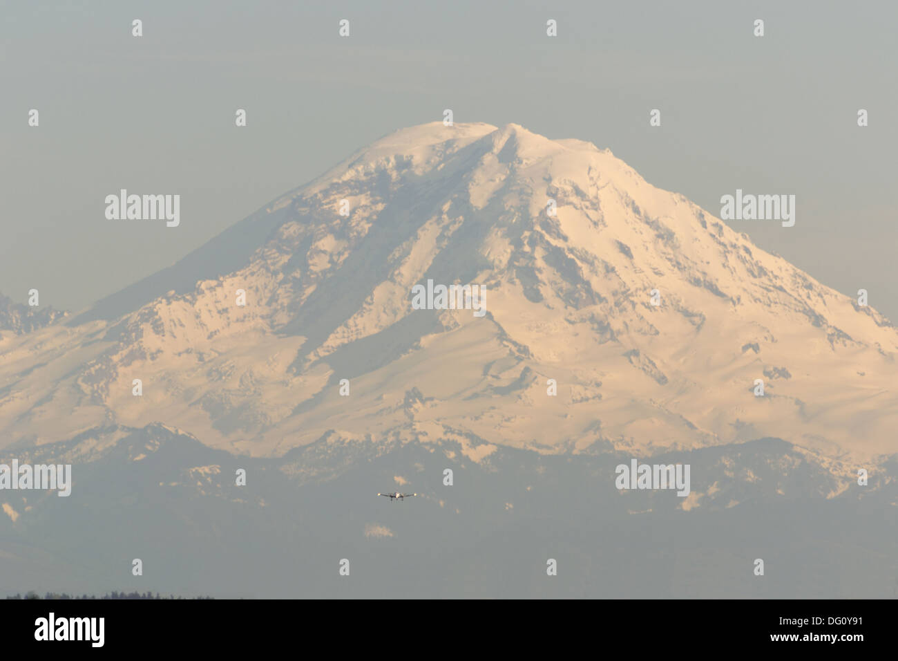 Mount Rainier con aerei in arrivo al King County International Airport (Boeing Field), Seattle, WA Foto Stock