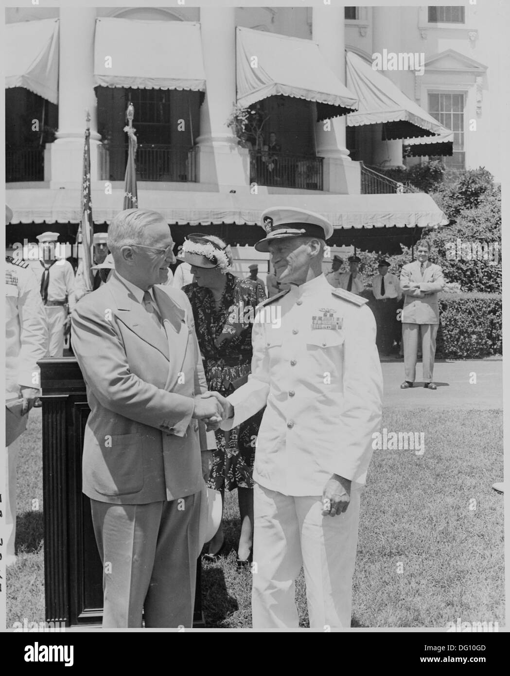 Fotografia del Presidente Truman stringono le mani con l'Ammiraglio Marc Mitscher, comandante della flotta di 8 e il tempo di guerra... 199402 Foto Stock