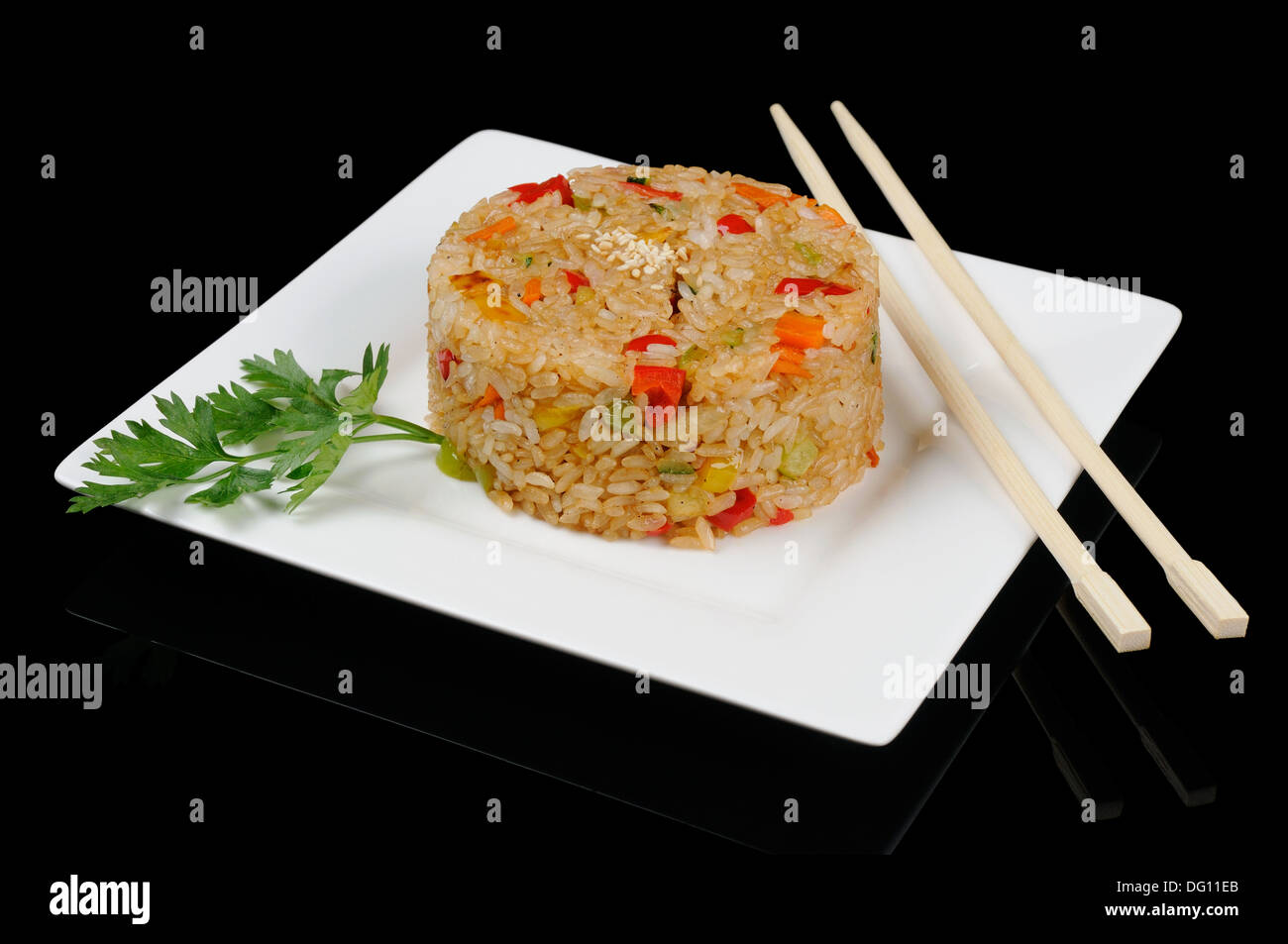 Una porzione di riso giapponese sulla piastra rettangolare Foto Stock