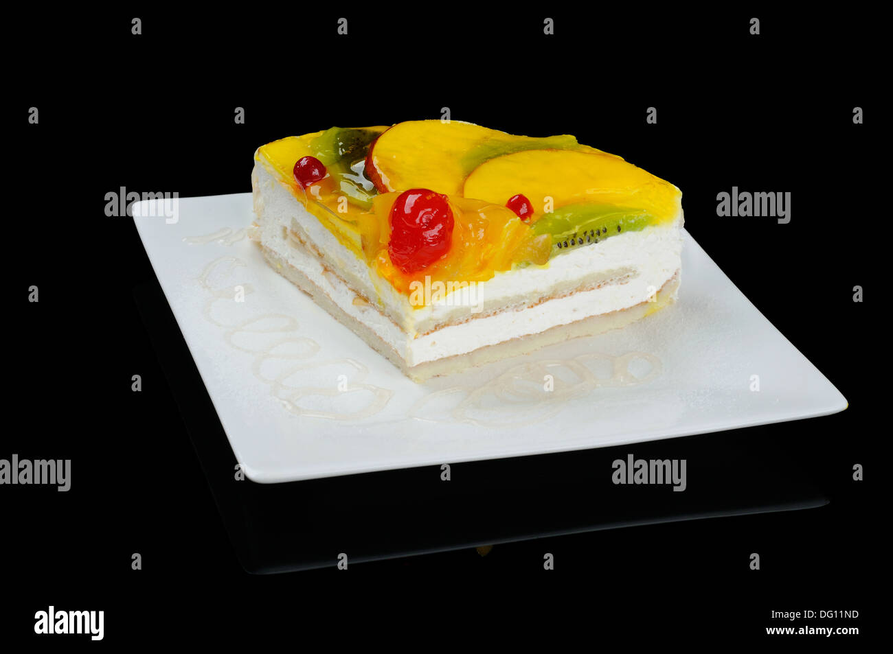 Porzione di torta di frutta su sfondo nero Foto Stock