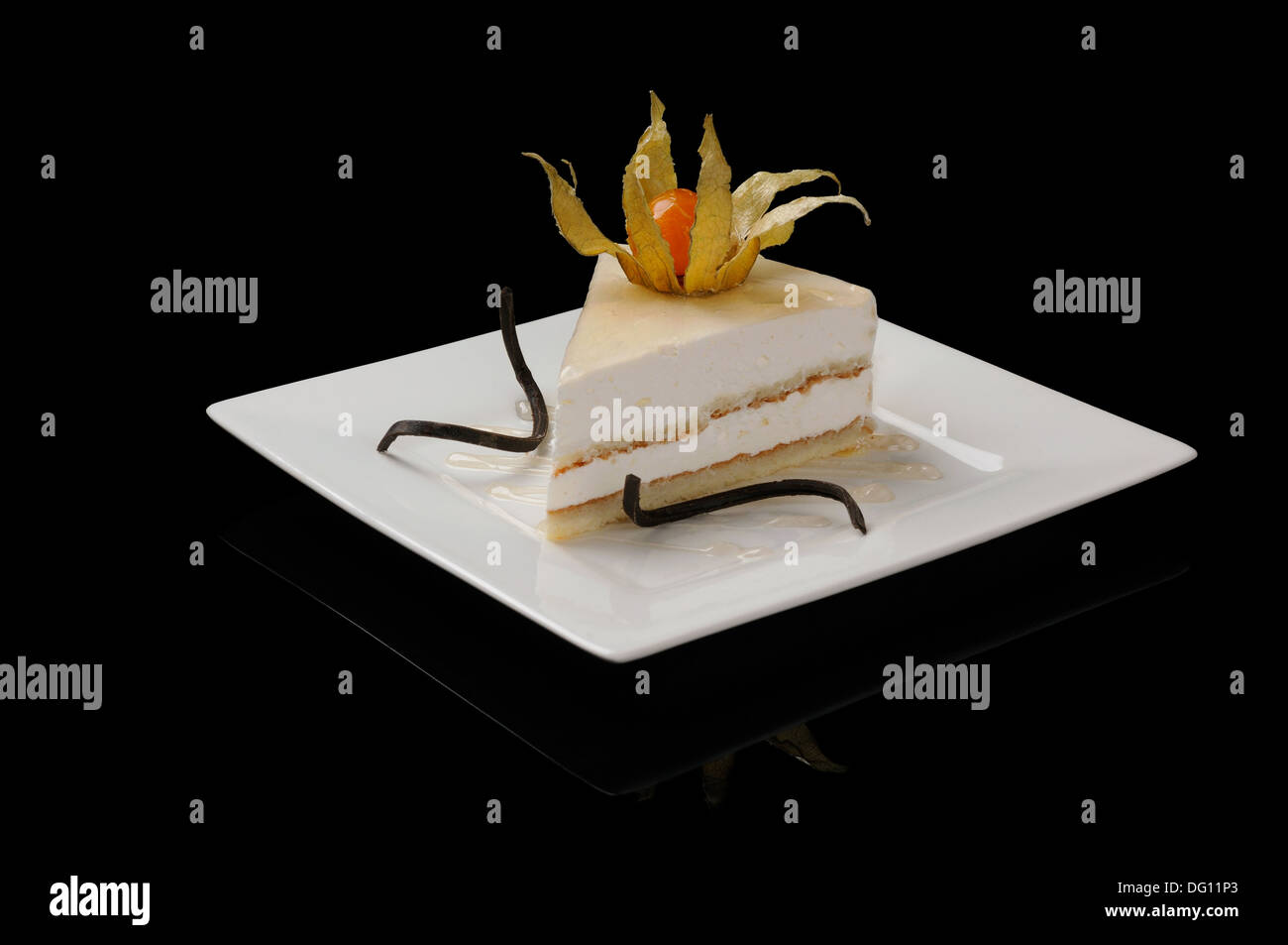 Porzione di gustosa torta servito sulla piastra bianca Foto Stock