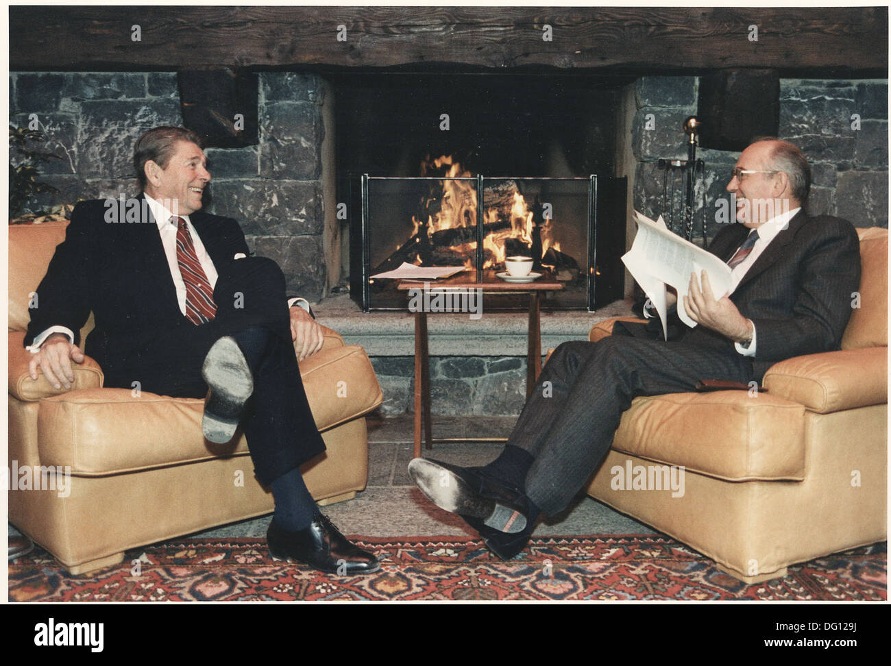 Una fotografia che cattura il presidente Ronald Reagan e il segretario generale Mikhail Gorbaciov al primo vertice di Ginevra, segnando un momento cruciale nella diplomazia della Guerra fredda. Foto Stock