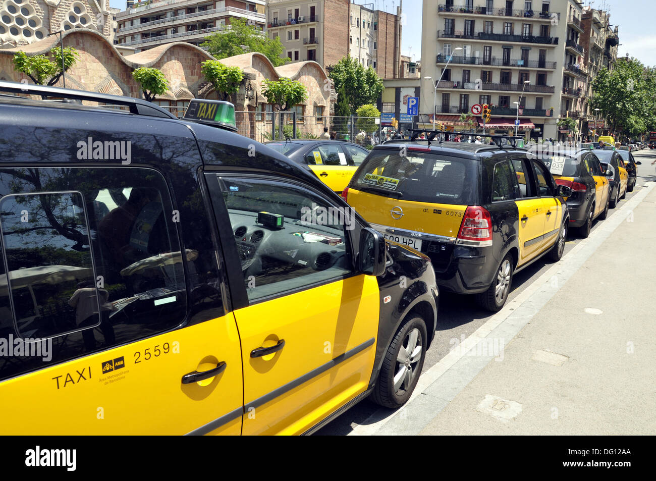 Vista dei taxi di fronte alla Sagrada Familia a Barcellona, Spagna, 13 maggio 2013. Fotoarchiv für ZeitgeschichteS.Steinach Foto Stock