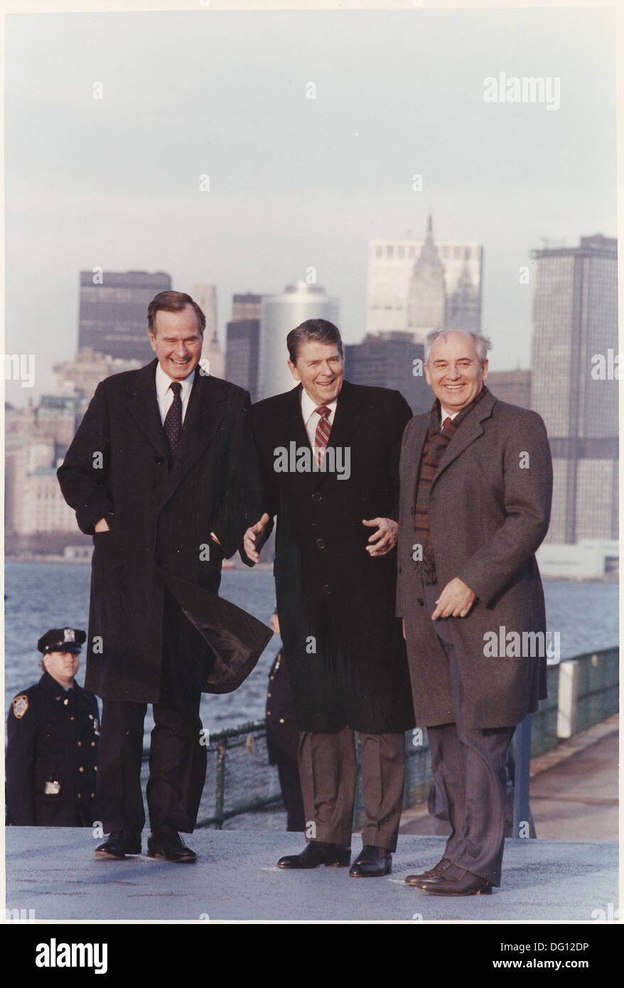 La fotografia cattura il presidente Ronald Reagan e il vicepresidente George H.W. Bush che si incontrano con il segretario generale sovietico Mikhail Gorbachev sull'isola del governatore. L'incontro fu fondamentale nel contesto della guerra fredda e delle relazioni tra Stati Uniti e Unione Sovietica. Foto Stock
