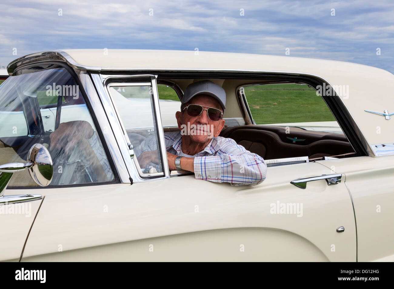 Kenneth Lee, pensionato, titolare di pensione o di rendita, seduta nel suo 1960 Ford Thunderbird vintage Foto Stock