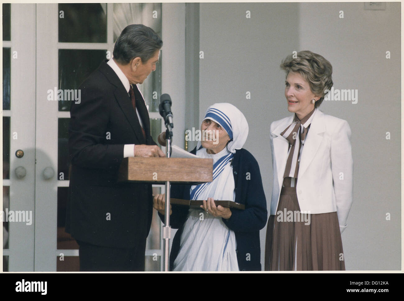 Una fotografia che cattura il momento in cui il presidente Ronald Reagan e la First Lady Nancy Reagan hanno presentato a madre Teresa la Medaglia presidenziale della libertà durante una cerimonia della Casa Bianca. Foto Stock