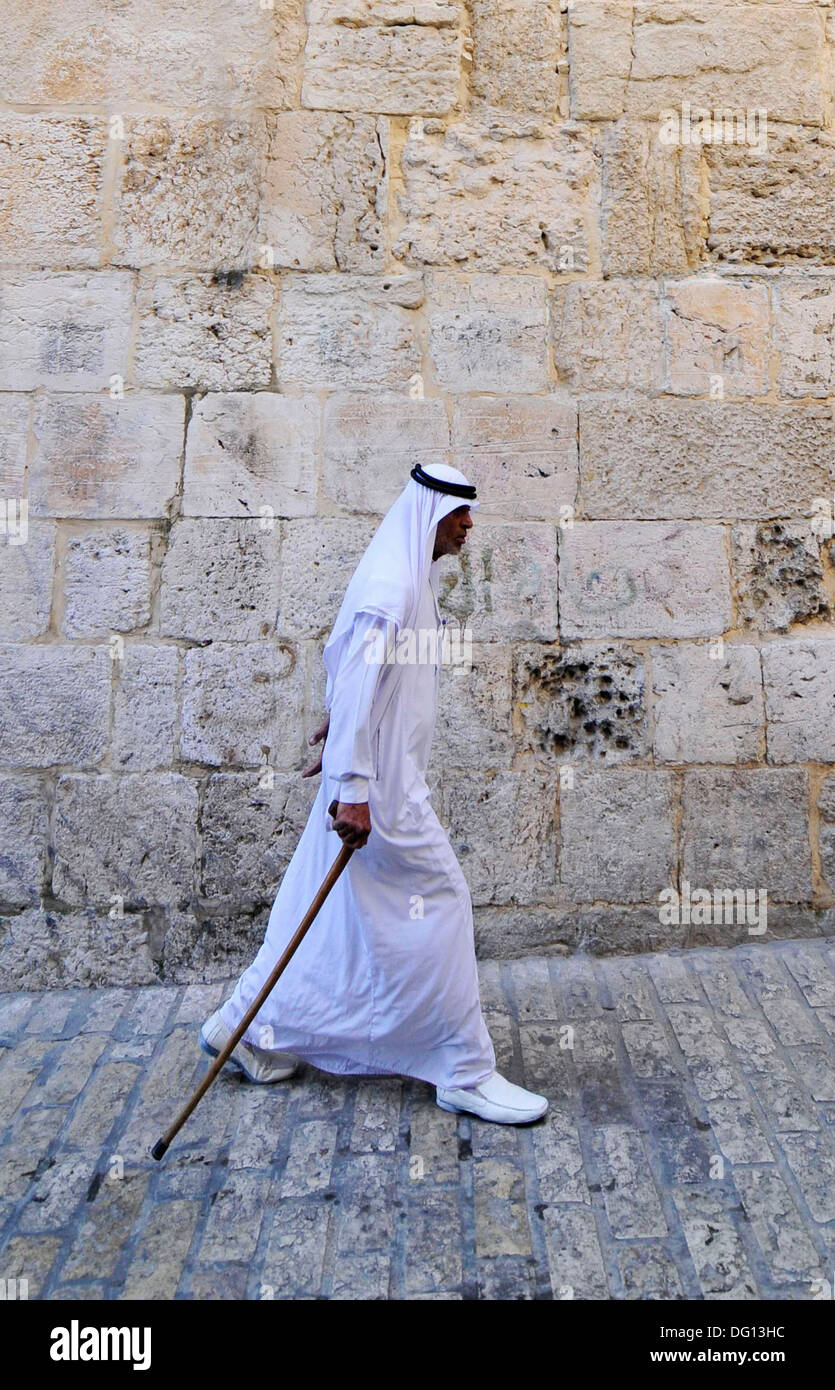 Un beduino uomo vestito in Jalaba tradizionale a piedi nella città vecchia  di Gerusalemme Foto stock - Alamy