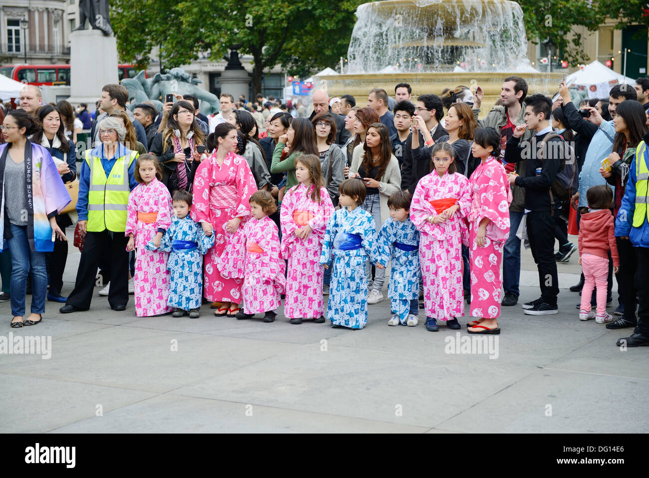 Il giapponese le ragazze e i ragazzi a matsuri festival indossando il costume tradizionale di kimono in Londra Inghilterra. 5 Ott 2013 Foto Stock