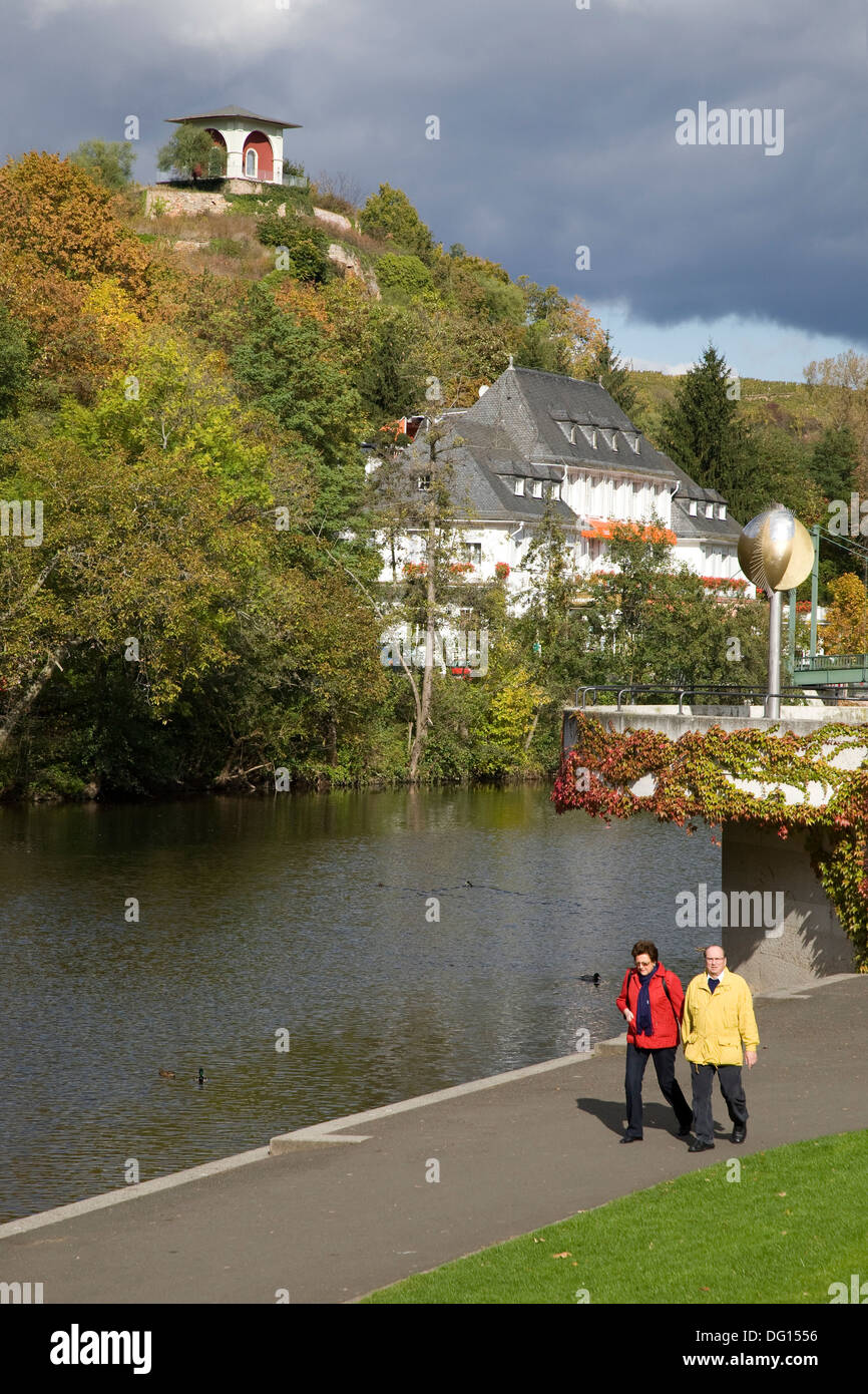 Due persone camminando lungo il fiume nella cittadina termale di Bad-Kreuznach Foto Stock