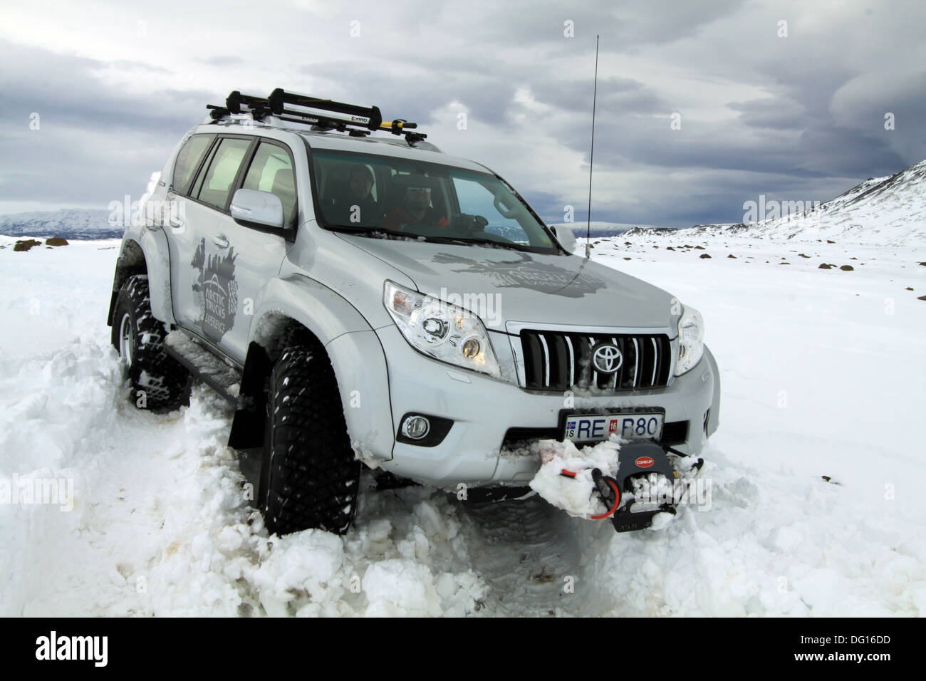 Arctic trucks pesantemente modificato Toyota Landcruiser guida sulla neve in Islanda Foto Stock