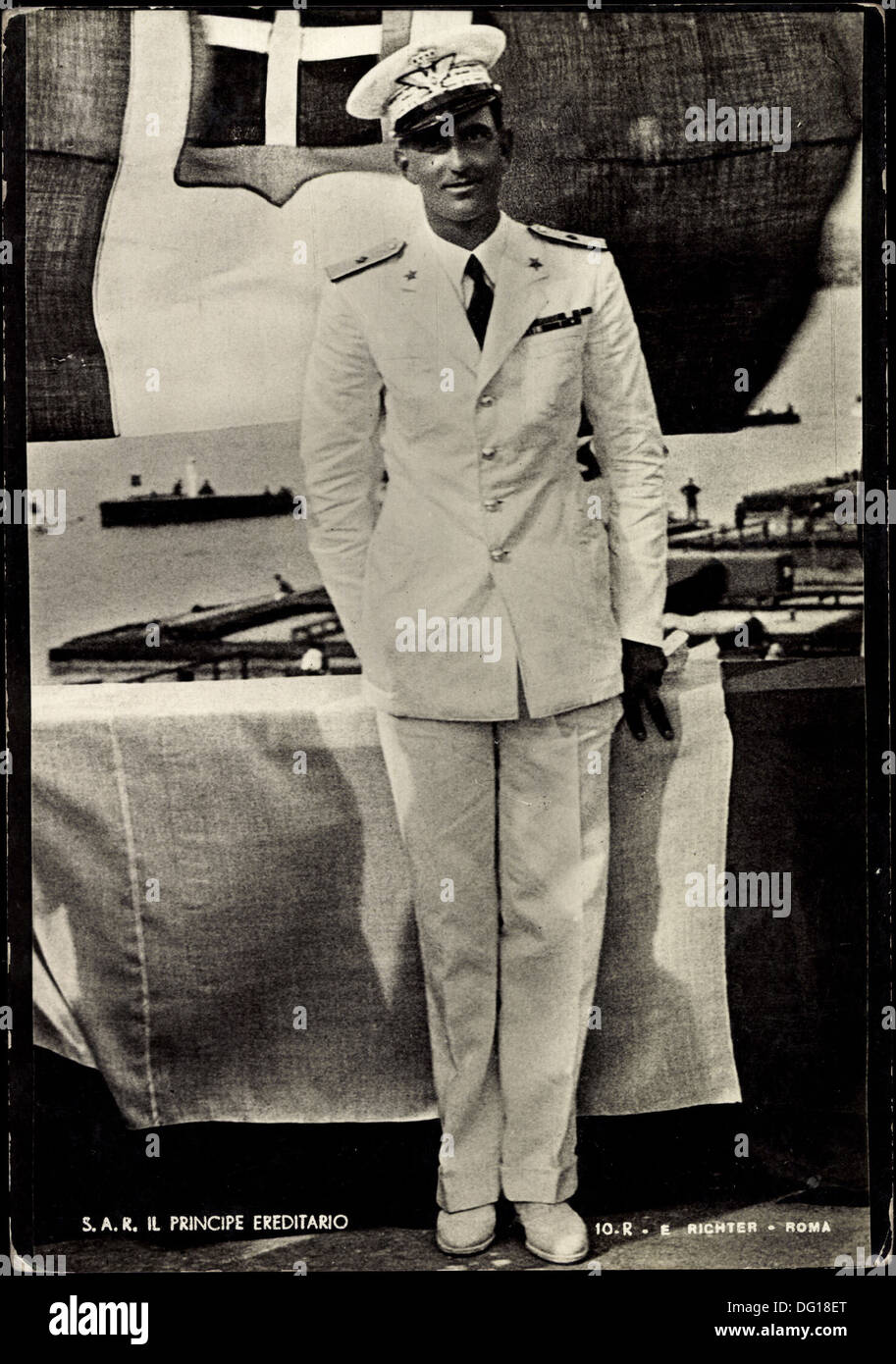 Ak König Umberto II. von Italien in Marine uniforme, Kriegsschiff; Foto Stock