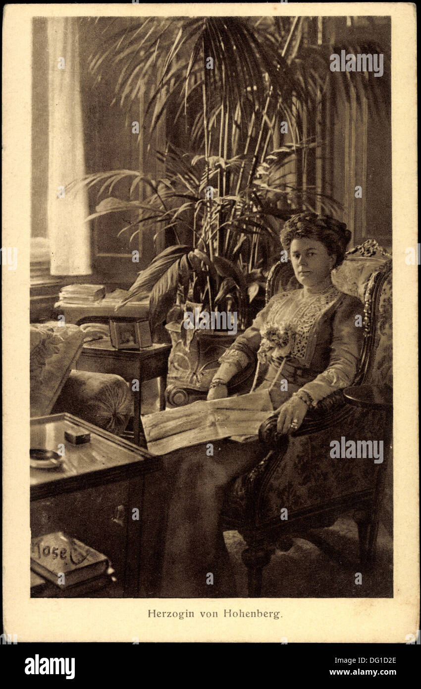 Ak Herzogin von Hohenberg liest Zeitung im Salon, BKWI 888 15; Foto Stock