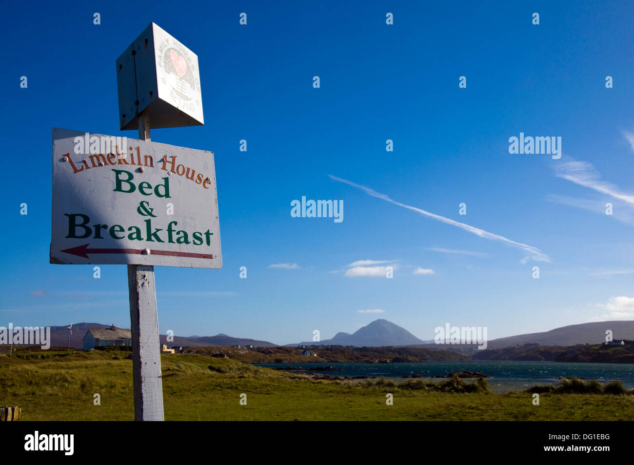Segno per Limekiln House Bed and Breakfast a a Carrickfinn Kincasslagh County Donegal Irlanda Mount Errigal in background Foto Stock
