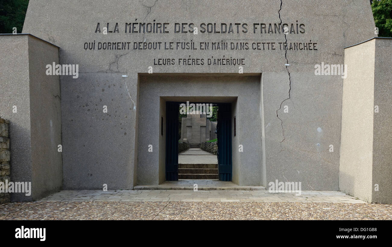 Prima guerra mondiale una memorial Tranchée Des Baïonnettes / scavo delle baionette a Douaumont, Lorena, WW1 battaglia di Verdun, Francia Foto Stock