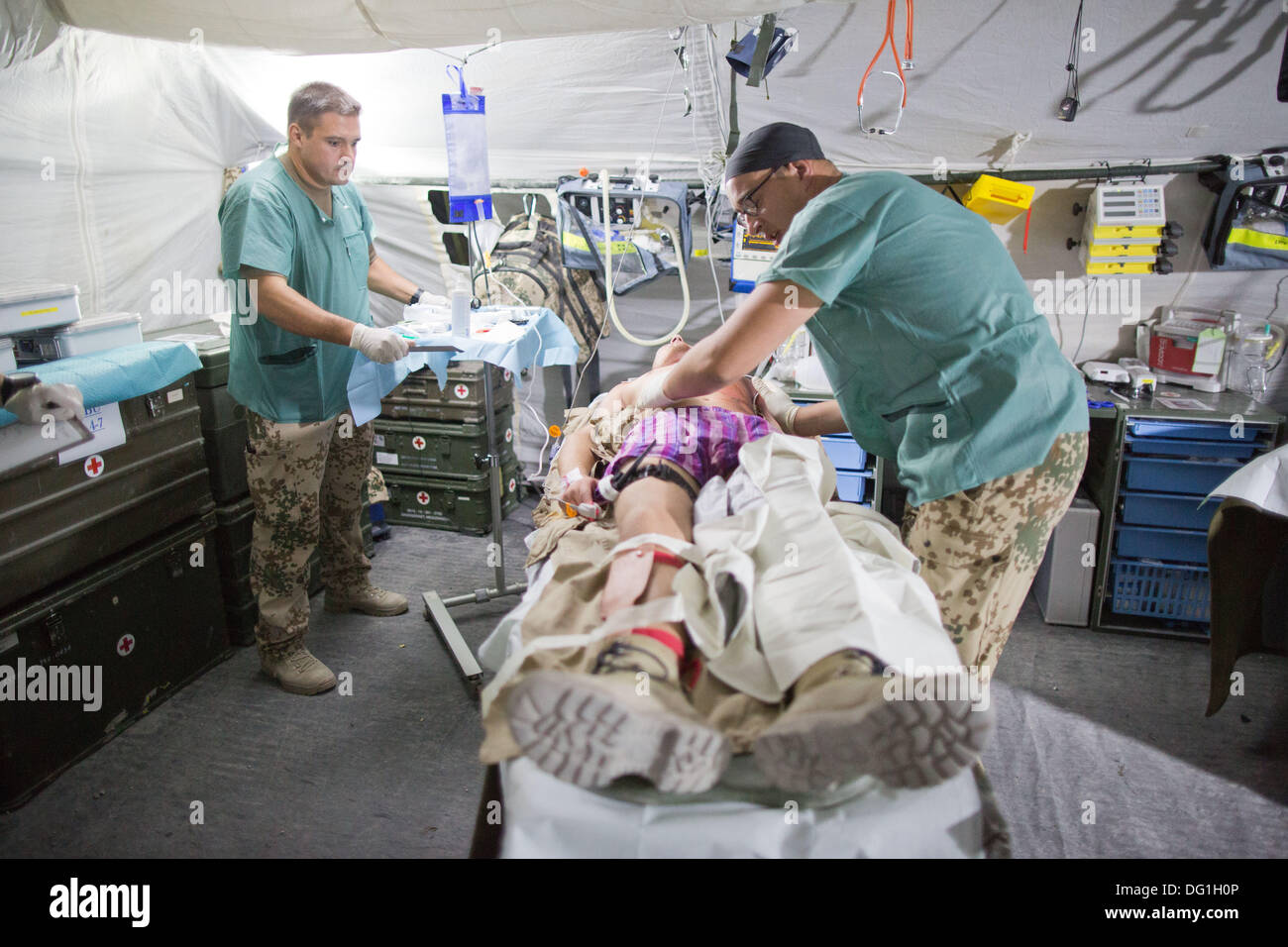 Mazar-i-Sharif, Afghanistan. 06 ott 2013. Medici e paramedici delle armate tedesche forze Bundeswehr dimostrare la fornitura di un uomo ferito in un ospedale da campo mobile durante un esercizio in Germania nel campo base di Mazar-i-Sharif, Afghanistan, 06 ottobre 2013. Foto: Michael Kappeler/dpa/Alamy Live News Foto Stock