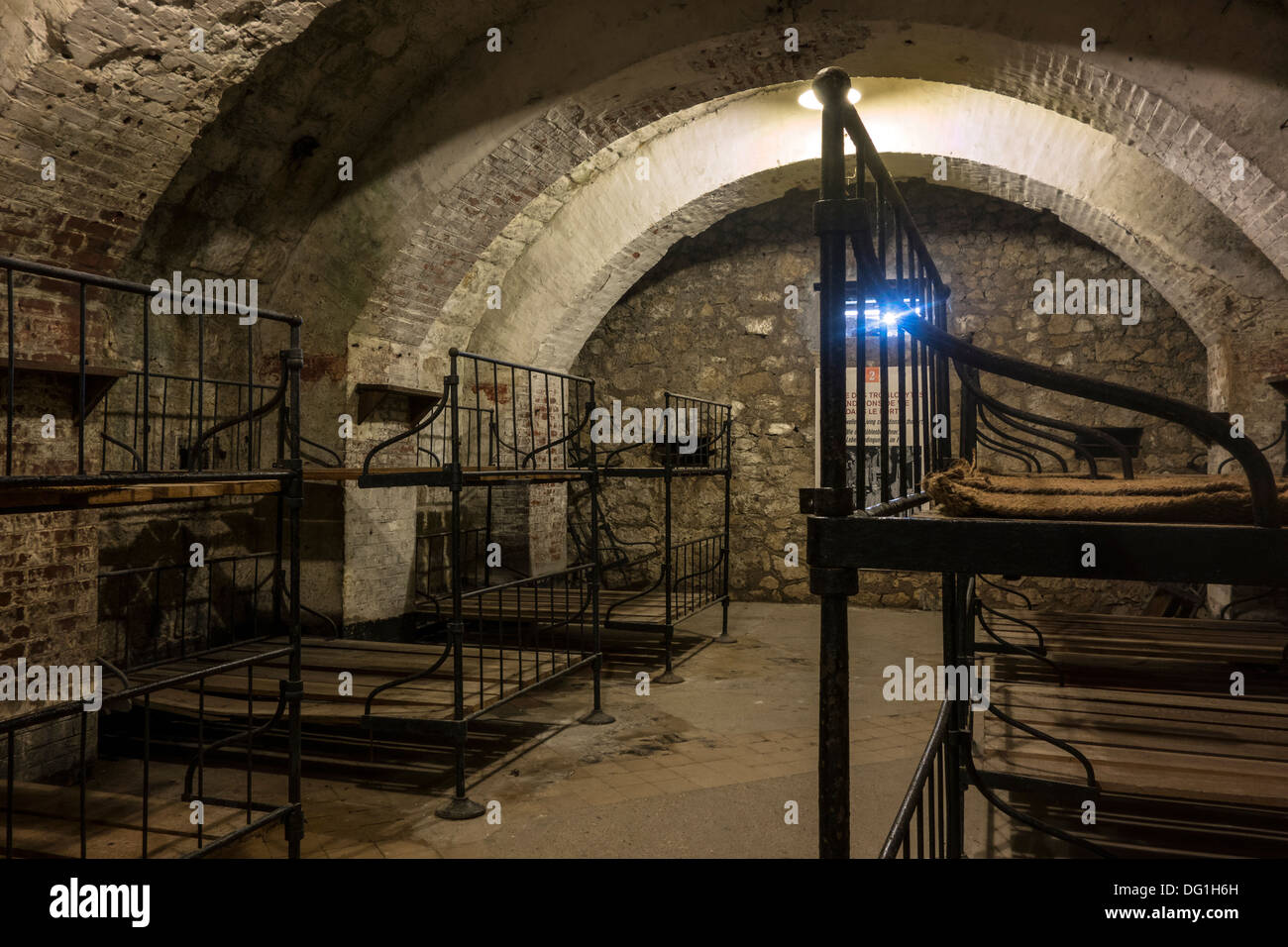 Dormitori con letti a castello in metallo nella prima guerra mondiale un Fort de Vaux a Vaux-Devant-Damloup, Lorena, battaglia di Verdun, Francia Foto Stock