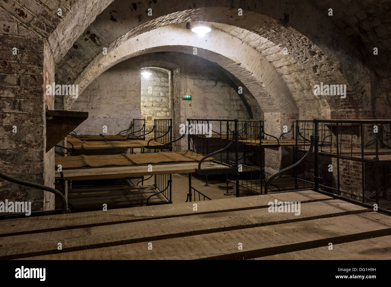 Dormitori con letti a castello in metallo nella prima guerra mondiale un Fort de Vaux a Vaux-Devant-Damloup, Lorena, battaglia di Verdun, Francia Foto Stock