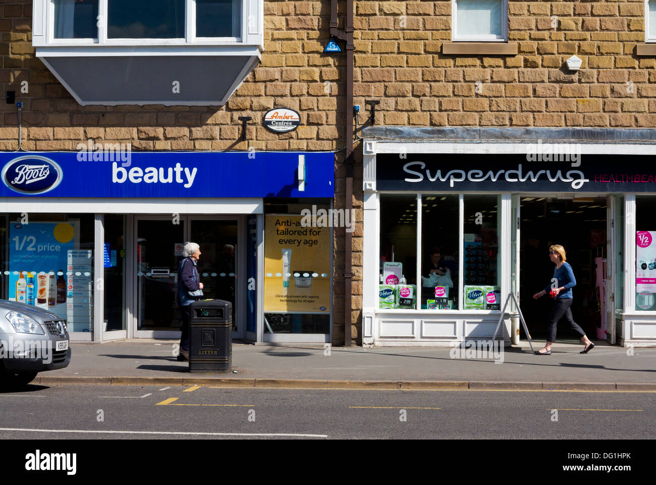 Boots e Superdrug chimico e bellezza high street negozi accanto a ogni altra in Matlock Derbyshire England Regno Unito Foto Stock