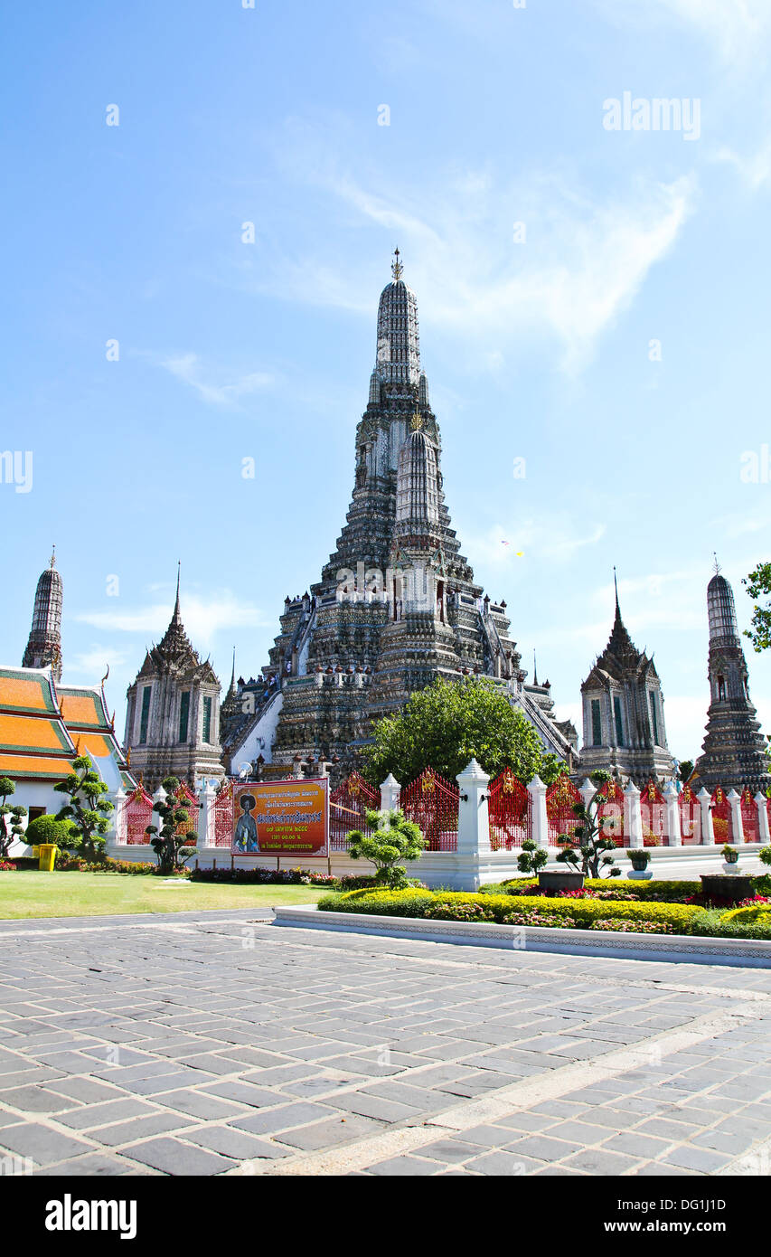 Il Tempio di Dawn Wat Arun e un bel cielo azzurro a Bangkok, in Thailandia Foto Stock