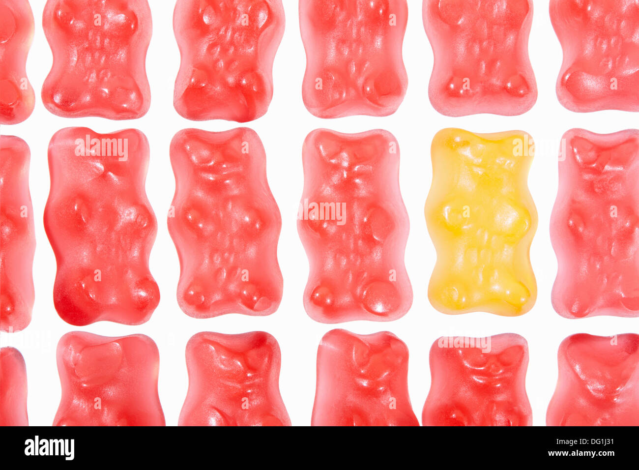 Gummy bears individualità concetto isolato su bianco Foto Stock