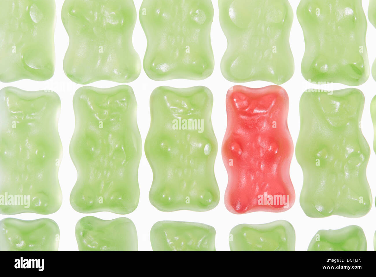 Gummy bears individualità, differenza concetto isolato su bianco Foto Stock