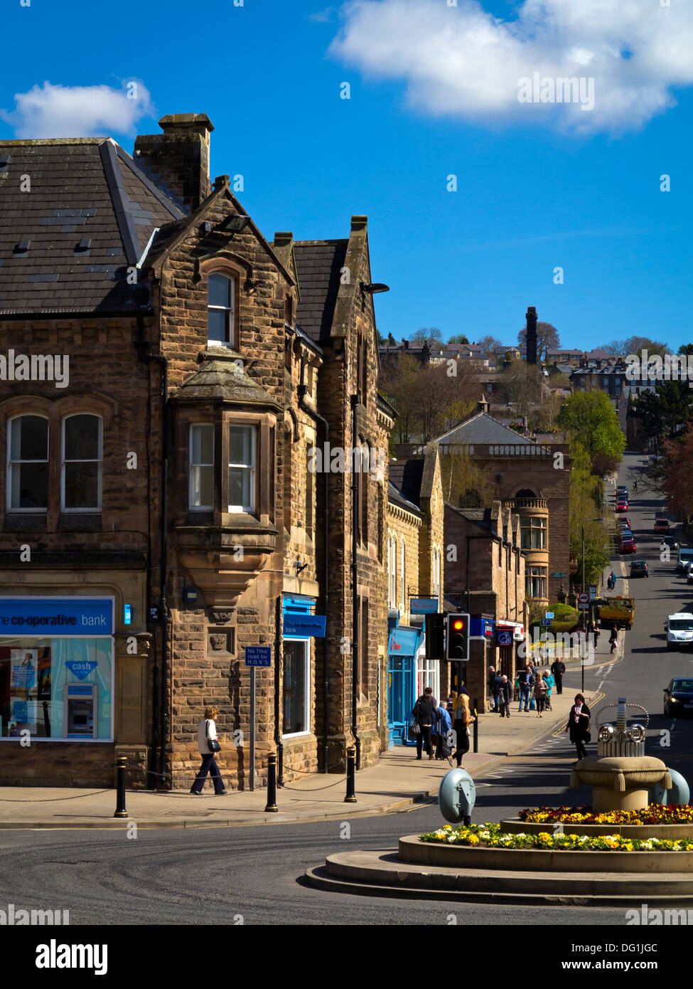 Matlock town center mostra corona rotatoria di piazza e la collina su Bank Road Derbyshire Dales Peak District Inghilterra REGNO UNITO Foto Stock