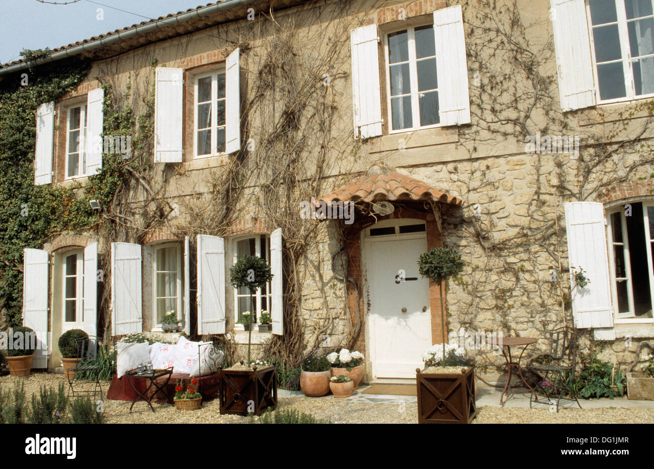 Francese tradizionale casa di campagna con persiane bianche su windows Foto Stock
