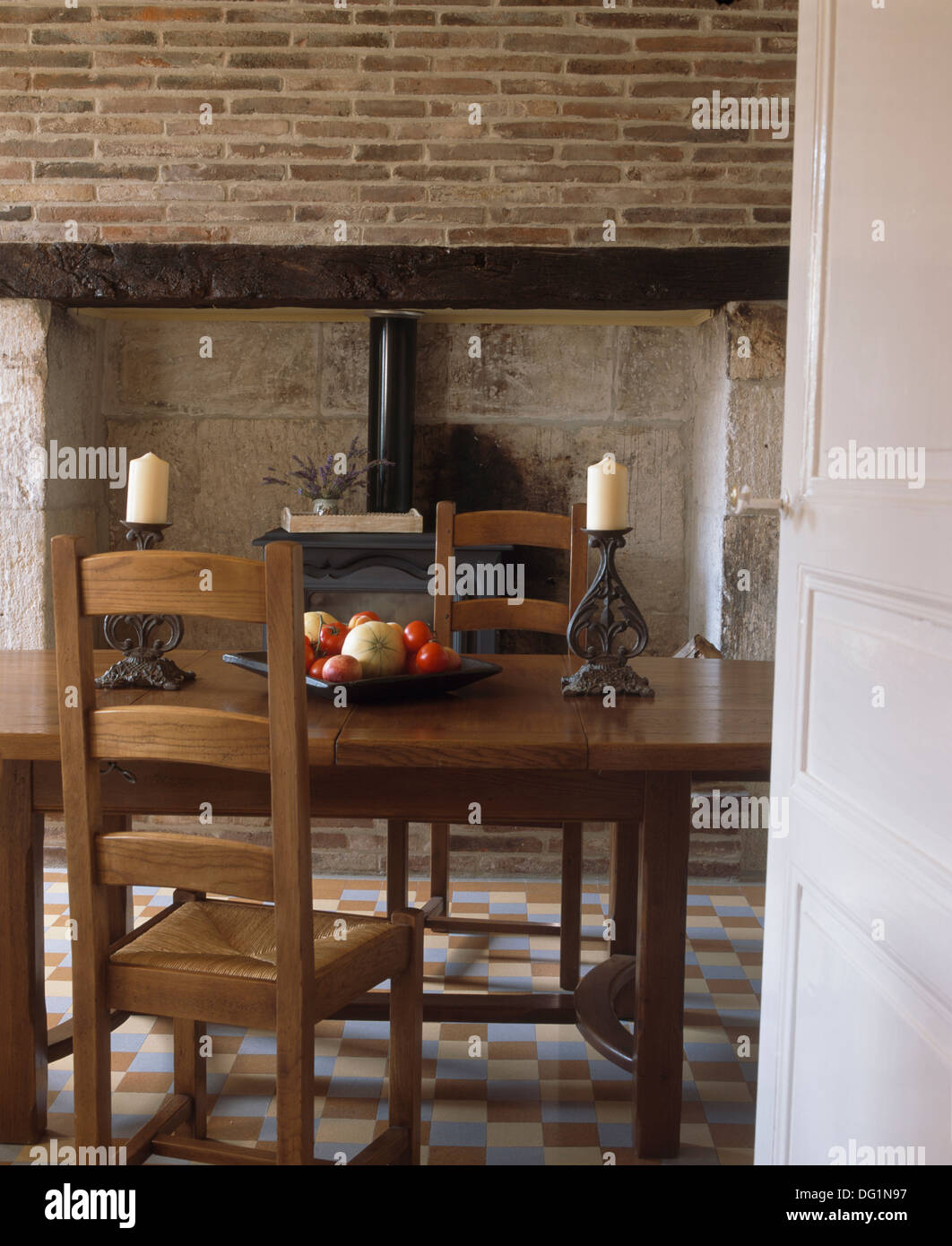 Rush-seduti scala-back sedie e tavolo antico nel paese francese sala da  pranzo con stufa a legna nel caminetto Foto stock - Alamy