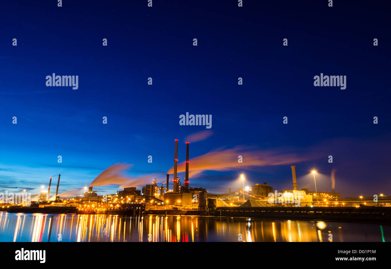 Night Shot di Tata Steel fabbrica a IJmuiden Olanda Foto Stock