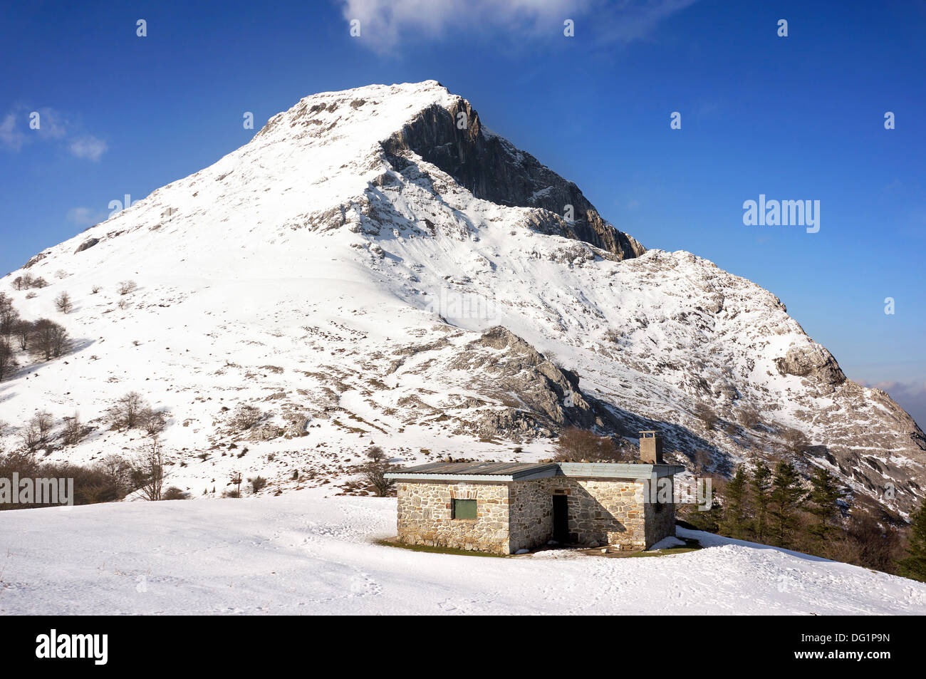 Paesaggio invernale con casa in montagna con la neve Foto Stock