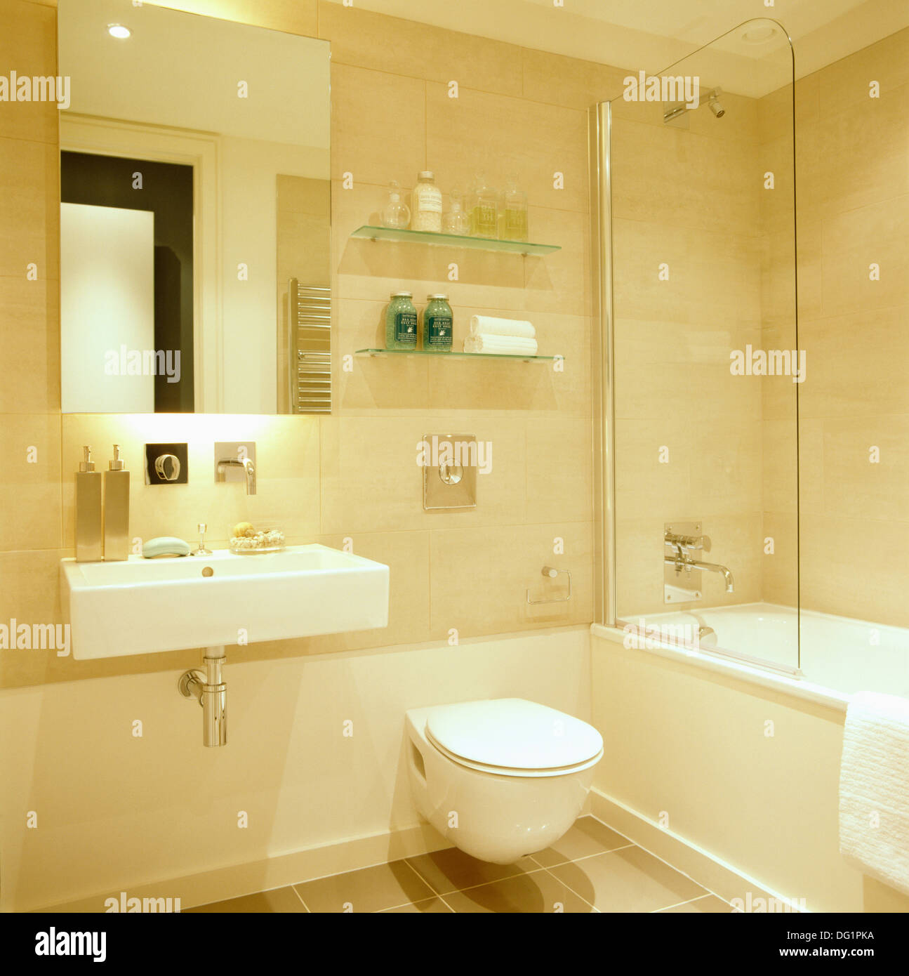 Specchio sopra vasca rettangolare in città moderna stanza da bagno con wc a  fianco di bagno con box doccia in vetro schermo Foto stock - Alamy