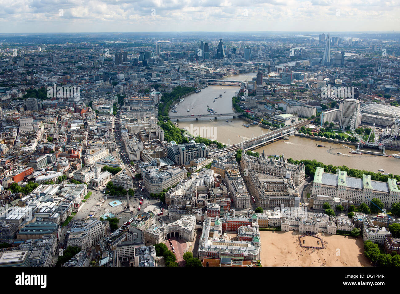 Vista aerea di Londra con Trafalgar Square e il fiume Tamigi. Foto Stock