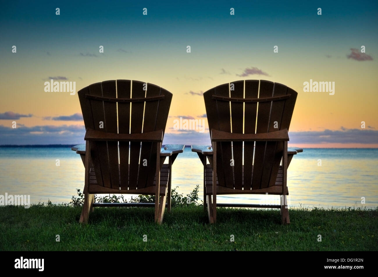 Due poltrone Adirondack sulle rive del lago Ontario New York Stati Uniti d'America Foto Stock
