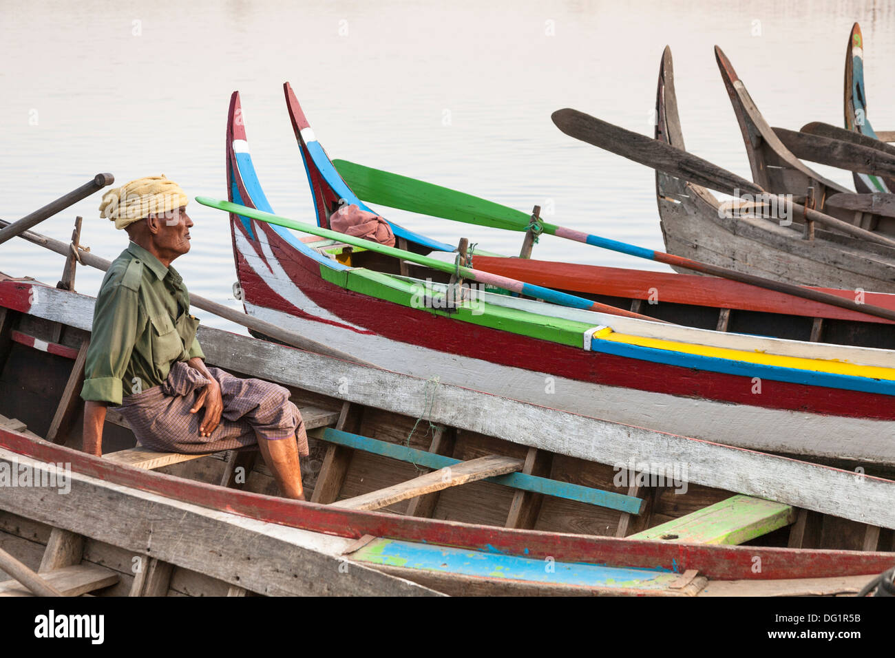 Pescatore seduto nella sua barca sul Lago Taungthaman, Amarapura, Mandalay Myanmar (Birmania) Foto Stock