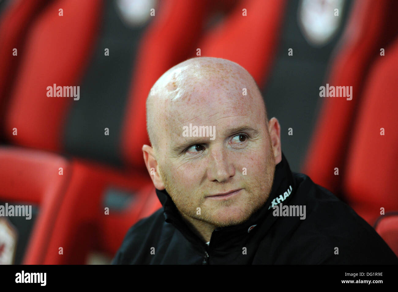 Cardiff, Galles, UK. Undicesimo oct, 2013. 2014 FIFA World Cup Match di qualificazione - Galles v Macedonia al Cardiff City Stadium : John Hartson Galles squadra nazionale in avanti il coach. Credito: Phil Rees/Alamy Live News Foto Stock