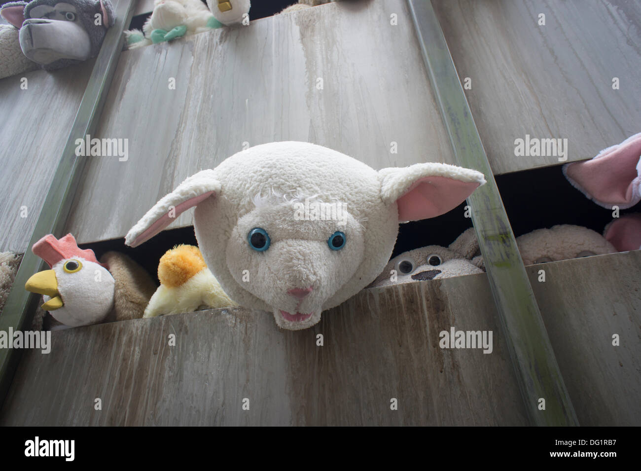 New York City, NY, STATI UNITI D'AMERICA. Undicesimo oct, 2013. Gli appassionati di Banksy gregge del quartiere alla moda di Meatpacking District di New York su Venerdì, Ottobre 11, 2013 per vedere l'undicesima puntata di Banksy arte, "Le Sirene degli agnelli". Questo particolare pezzo scultoreo consiste in un macello carrello riempito con belati animali di peluche, controllata da burattinai, che furono condotti in giro da un conducente che è rimasto nel carattere. Credito: Francesca Roberts/Alamy Live News Foto Stock